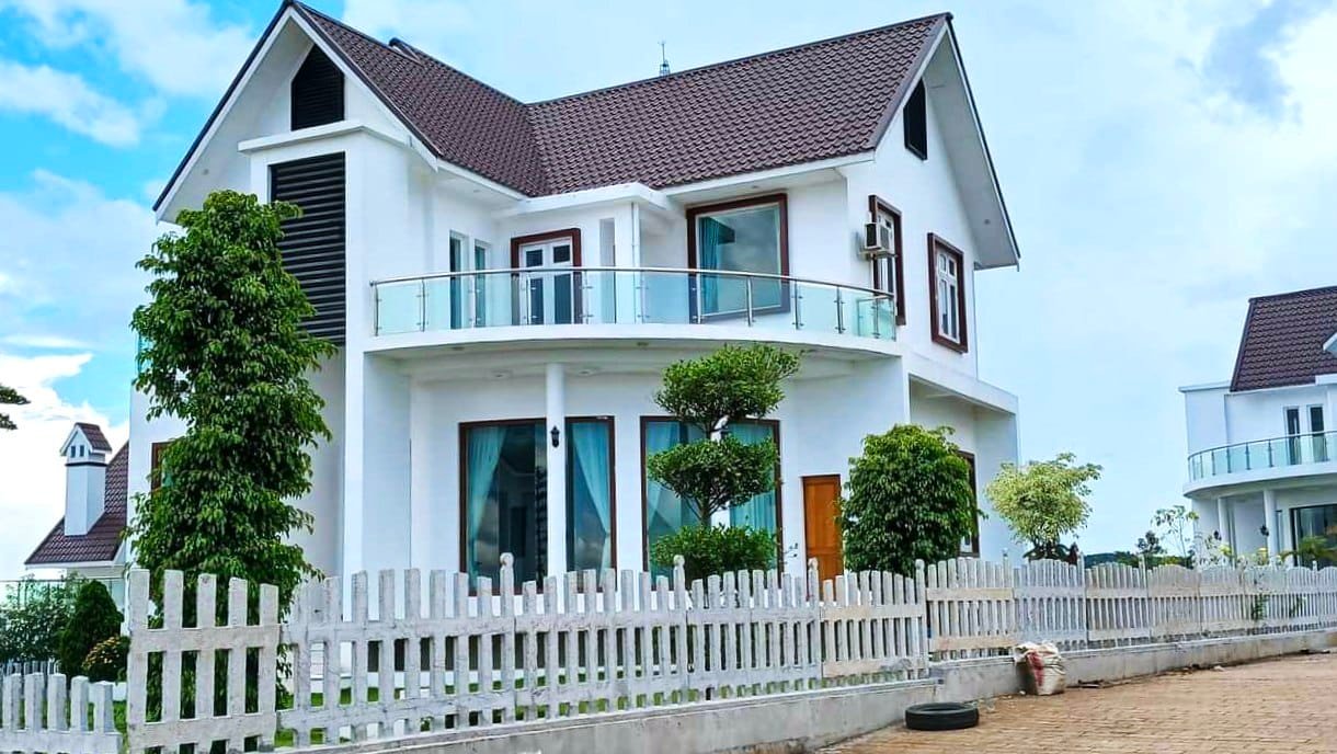 ပြင်ဦးလွင်မြို့ရဲ့ နာမည်ကျော် "Mount Paradise Villa" အတွင်းမှာ တည်ရှိပြီး ခမ်းနားထည်ဝါလှသော နှစ်ထပ်တိုက် အသစ်ကြီး ရောင်ချပေးချင်ပါတယ် ခင်ဗျာ!🎊