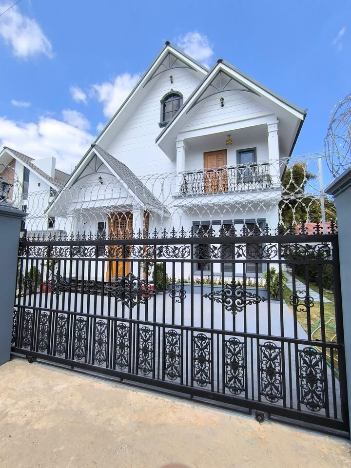 အနီးစခန်း Villa ထဲက လူနေထိုင်ခွင့်ကျပြီး RC နှစ်ထပ်တိုက် အသစ်စက်စက် အရောင်းလေးပါ! 🎉