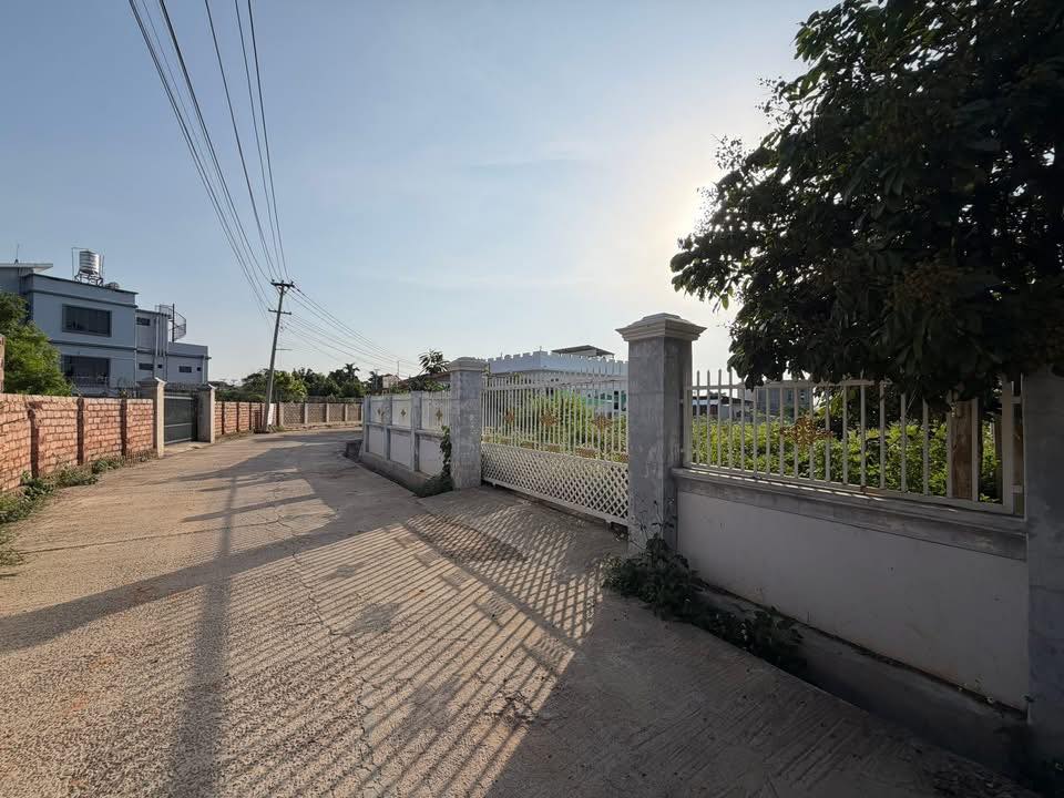 စျေးကုန်းရပ်၊ ငွေပင်လယ်လမ်း နှင့် အောင်သုခလမ်း ဆက်ထားသောလမ်းမေးတင် မြေကွက်အရောင်းလေးပါ 🎉