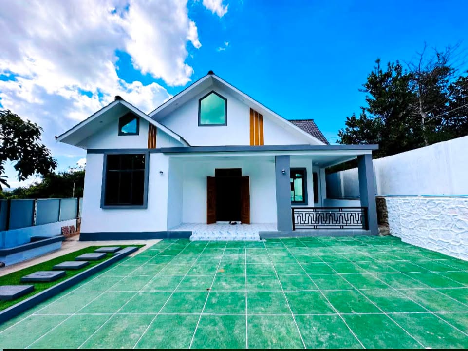 မန္တလေး - လားရှိုး လမ်းမကြီး မှ ပေ ၂၀၀ ခန့်သာ ဝင်ရသော နေရာမှာရှိတဲ့ အိမ်အသစ်စက်စက် အရောင်းလေးပါ!