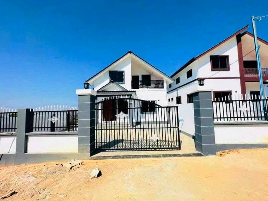 မန္တလေး - လားရှိုး လမ်းမကြီးမှ ၁ မိနစ်ခန့် အကွာအဝေး မှာရှိတဲ့ ရှုခင်းကောင်းသော RC နှစ်ထပ်ခွဲတိုက် အရောင်းလေးပါ! 🎊