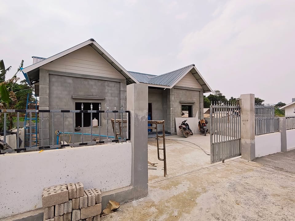 ရပ်ကွက်အတွင်းက အိမ်အသစ်စက်စက် အရောင်းလေးပါ!