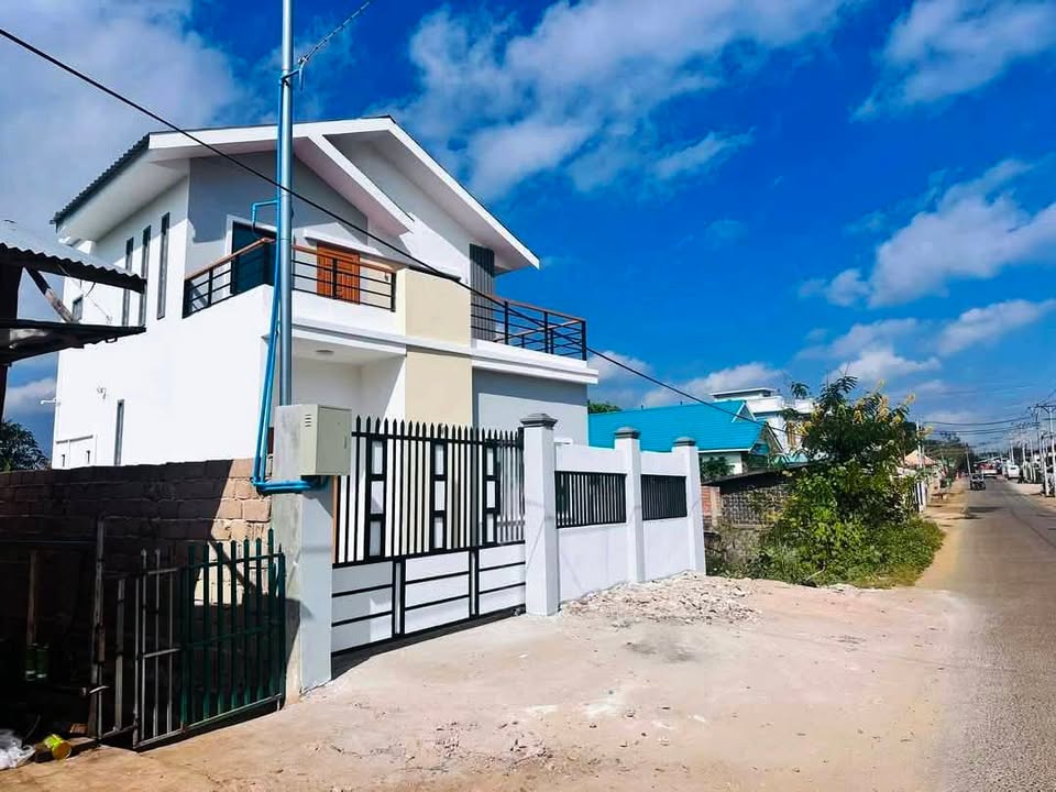 "အနီးစခန်း"က ရွာချင်းဆက်လမ်းမကြီးမေးတင် အိမ်လေး