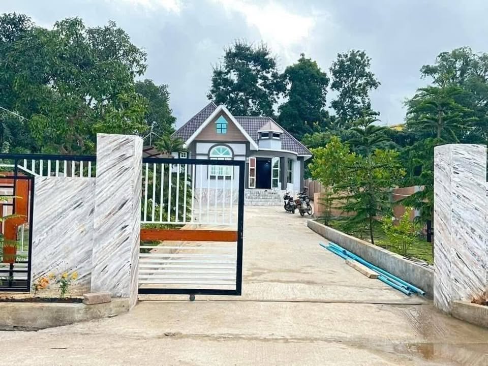 ခြံဝန်းကျယ်ကျယ် နှင့် အိမ်တွင်းပရိဘောဂအစုံအလင်ပါဝင်သော အသင့်နေ RC တစ်ထပ်ခွဲတိုက် အရောင်းလေးပါ! 🎉