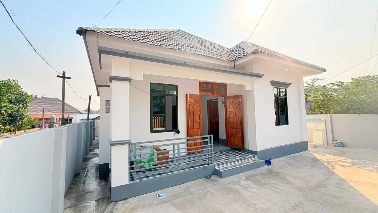 မန္တလေး - လားရှိုး လမ်းမကြီးသို့ လှမ်းမြင်ရသော အကွာအဝေးမှာရှိတဲ့ အိမ်အသစ်စက်စက်အရောင်းလေးပါ! 🎉