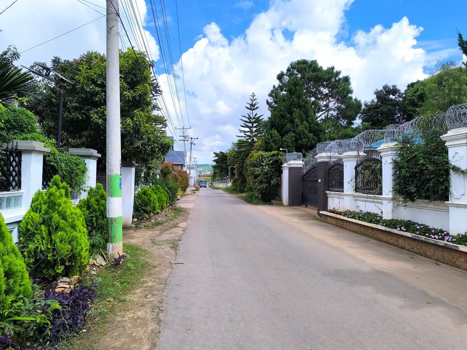 စည်သာ (၃)လမ်း၊ လေဆိပ်ရှေ့ - စန်းမြသီတာမုဒ်ပေါက်လမ်းမကြီးအတိုင်း ဝင်သွားပြီး ပတ်ဝန်းကျင် အိမ်အလှလေးများကြားက အဝင်အထွက် ကောင်းမွန်သော နေရာမှာရှိတဲ့ ခြံဝန်းကျယ် RC တစ်ထပ်တိုက် အရောင်းလေးပါ! 🎊