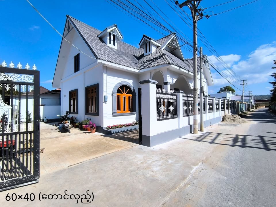 လေဆိပ်ရှေ့ - စန်းမြသီတာမုဒ်ပေါက်လမ်းမကြီးအတိုင်း ဝင်သွားပြီး ပတ်ဝန်းကျင် အိမ်အလှလေးများကြားက အဝင်အထွက် ကောင်းမွန်သော နေရာမှာရှိတဲ့အသစ်စက်စက် RC တစ်ထပ်တိုက် အရောင်းလေးပါ! 🎉