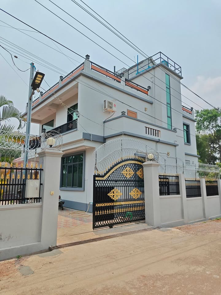 လျှံရိပ်ငြိမ် (၃) လမ်း မှာရှိတဲ့ အခန်း (၅) ခန်း ပါ ရေ၊မီးအစုံ ဆိုလာ၊ ပရိဘောဂအပါ အသင့်နေရုံ အိမ်အရောင်းလေးပါ!